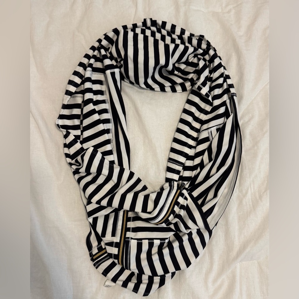 NWOT Lululemon Black and White Striped Scarf